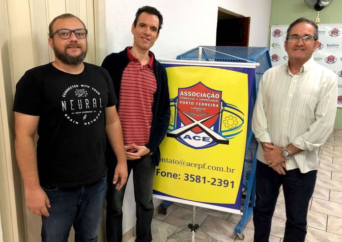 Na foto, da esquerda para a direita: Anderson Liberali - Presidente Regional ComEcomm, Leandro Gentina - Presidente ACEPF, Dimas J. S. Franco - Gerente Adm./Executivo ACEPF.